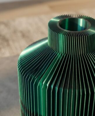Dettaglio delle lamelle verticali del vaso LUMA Basso verde e nero Dettaglio delle lamelle verticali del vaso LUMA Basso verde e nero