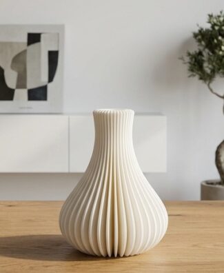 Vaso ZENO bianco stampato in 3D su tavolo in legno